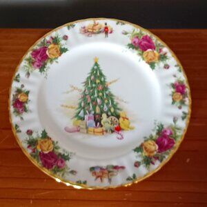 Vintage Royal Albert Christmas Magic 10 and 3/4 inch Bone China Plate 1990